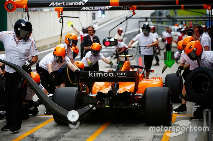 Stoffel Vandoorne, McLaren, hace una parada