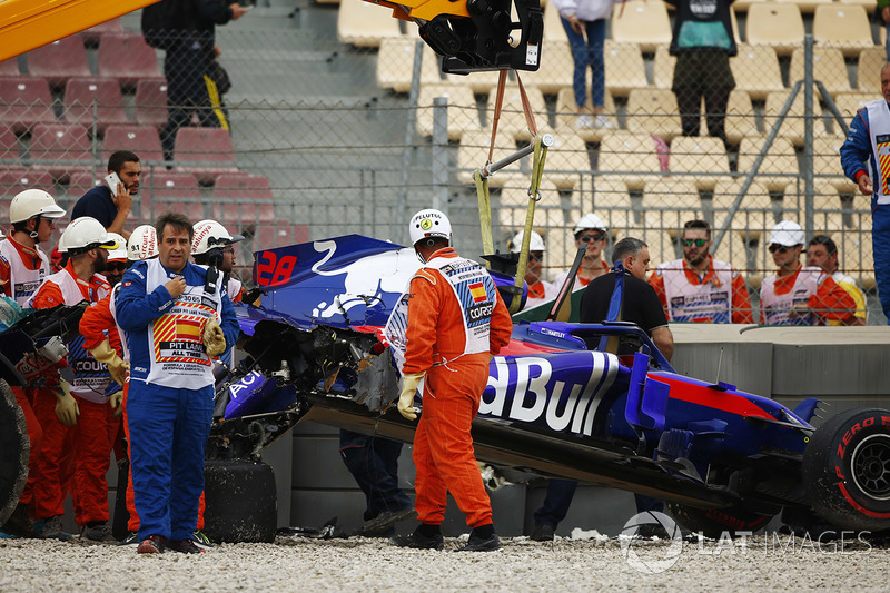 Les commissaires retirent l'épave de la Toro Rosso STR13 Honda de Brendon Hartley après son gros accident