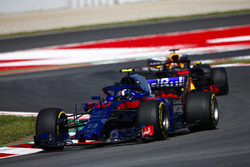 Pierre Gasly, Toro Rosso STR13, Daniel Ricciardo'nun önünde, Red Bull Racing RB14