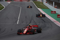 Kimi Raikkonen, Ferrari SF71H, Max Verstappen, Red Bull Racing RB14, Daniel Ricciardo, Red Bull Racing RB14