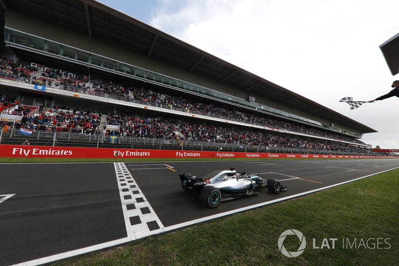 Lewis Hamilton, Mercedes AMG F1 W09, prende la bandiera a scacchi alla fine della gara