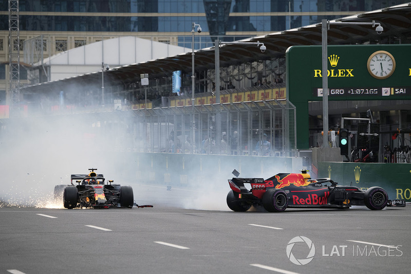 Max Verstappen, Red Bull Racing RB14 and Daniel Ricciardo, Red Bull Racing RB14 crash