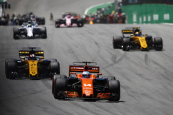 Fernando Alonso, McLaren MCL32, Nico Hulkenberg, Renault Sport F1 Team RS17, Carlos Sainz Jr., Renault Sport F1 Team RS17, Felipe Massa, Williams FW40, lors du tour de formation