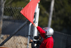 Un commissaire agite un drapeau rouge