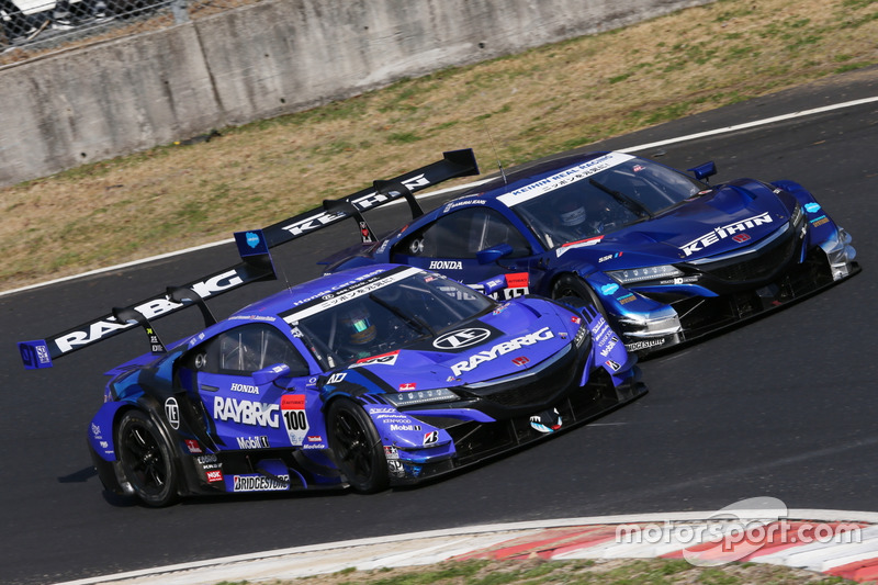 Duel #100 RAYBRIG NSX-GT dan #17 KEIHIN NSX-GT