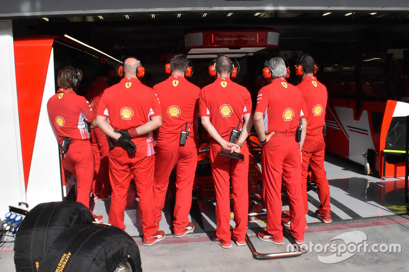 Mekanik Ferrari berbaris di depan garasi