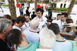 Toto Wolff, Director Ejecutivo, Mercedes AMG, habla a los medios