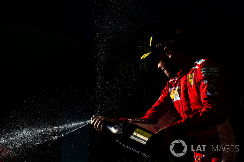 Le vainqueur Sebastian Vettel, Ferrari, sur le podium