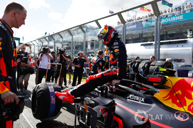 Max Verstappen, Red Bull Racing RB14 Tag Heuer, aracından çıkıyor