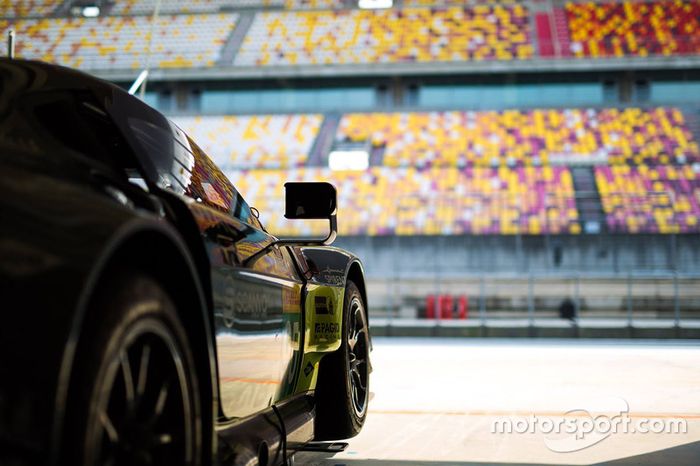 Ambiente en el box de Aston Martin Racing