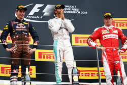 Il vincitore della gara Lewis Hamilton, Mercedes AMG F1 festeggia sul podio con il secondo classific