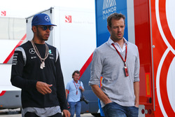 (L naar R): Lewis Hamilton, Mercedes AMG F1 met Alex Wurz, Williams Driver Mentor / GPDA Chairman