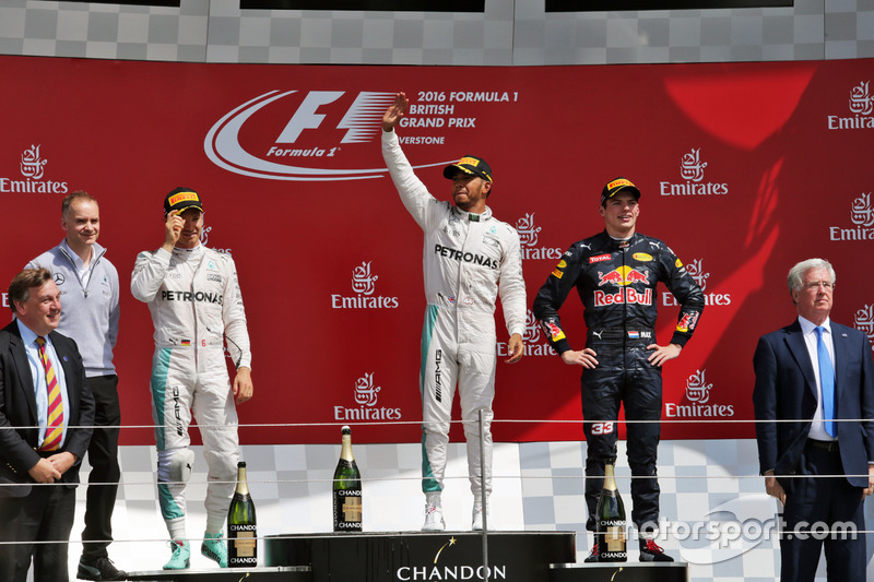 ... Rosberg cruzó la línea de meta por delante de Verstappen y subió al podio como segundo. Sin embargo...