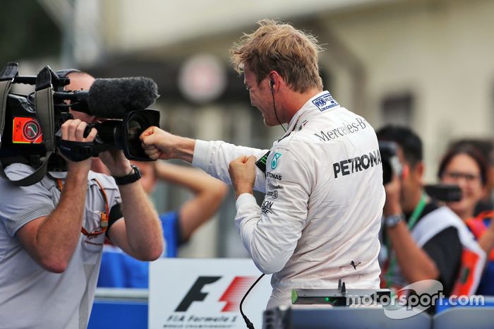 Ganador de la carrera Nico Rosberg, Mercedes AMG F1 celebra  en parc ferme