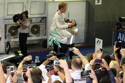 Ganador de la carrera Nico Rosberg, Mercedes AMG F1 celebra en parc ferme