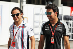 (L n. R): Felipe Massa, Williams mit Sergio Perez, Sahara Force India F1