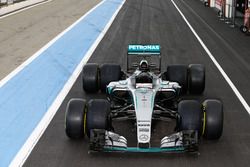 Mercedes AMG F1 W07 Hybrid con los neumáticos Pirelli 2016 y 2017