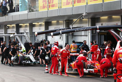 Sebastian Vettel, Ferrari SF16-H en Nico Rosberg, Mercedes AMG F1 W07 Hybrid in de pits