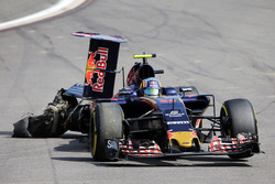 Carlos Sainz Jr., Scuderia Toro Rosso STR11 con un pinchazo y un alerón trasero dañado