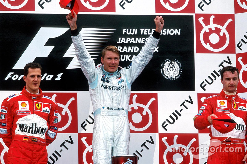 Podium : le vainqueur et Champion du monde Mika Hakkinen, McLaren Mercedes, le second Michael Schumacher, Ferrari, et le troisième Eddie Irvine, Ferrari