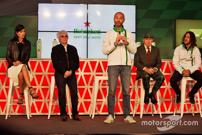 Stephanie Sigman, actriz; Bernie Ecclestone, jefe Global de Heineken de la marca; Jackie Stewart, ex jugador de fútbol, en el anuncio de patrocinio de Heineken