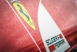 Des gouttes de pluie sur le logo Ferrari