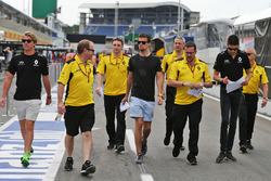 Джоліон Палмер, Renault Sport F1 Team та Естебан Окон, Renault Sport F1 Team Test Driver прогуюються