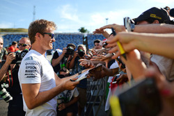 Nico Rosberg, Mercedes AMG F1, firma autografi ai fan