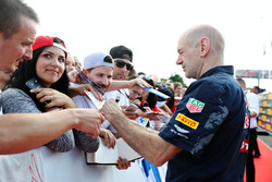 Едріан Ньюї, технічний директор Red Bull Racing підписує автографи вболівальникам