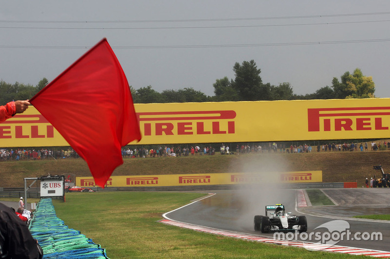 Nico Rosberg, Mercedes AMG F1 W07 Hybrid passeert een rode vlag tijdens de kwalificatie