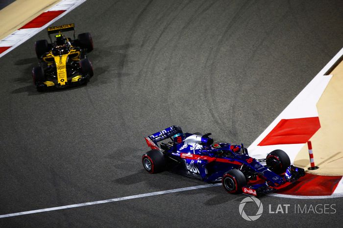 Brendon Hartley, Toro Rosso STR13 Honda lidera a Carlos Sainz Jr., Renault Sport F1 Team R.S. 18