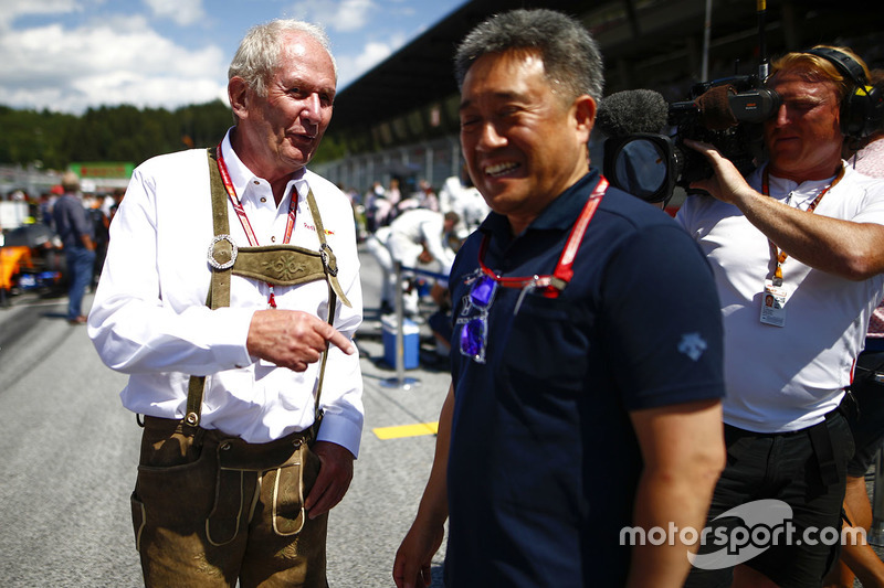 Helmut Markko, Consultant, Red Bull Racing, and Masashi Yamamoto, General Manager, Honda Motorsport, on the grid