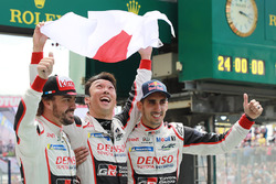 Les vainqueurs de la #8 Toyota Gazoo Racing Toyota TS050 : Sébastien Buemi, Kazuki Nakajima, Fernando Alonso