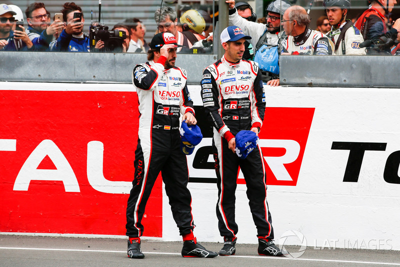 Fernando Alonso, Toyota Gazoo Racing, Sébastien Buemi, Toyota Gazoo Racing, zaferi kutluyor