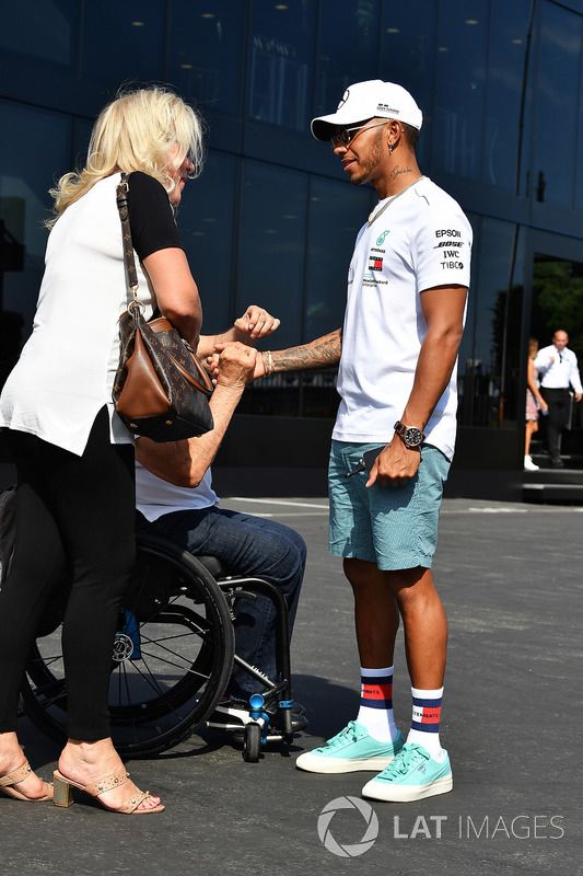 Lewis Hamilton, Mercedes-AMG F1 con fans
