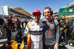 Гонщик McLaren Фернандо Алонсо и гоночный инженер Марк Темпл