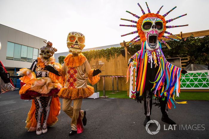 Disfraces del día de muertos en el paddock