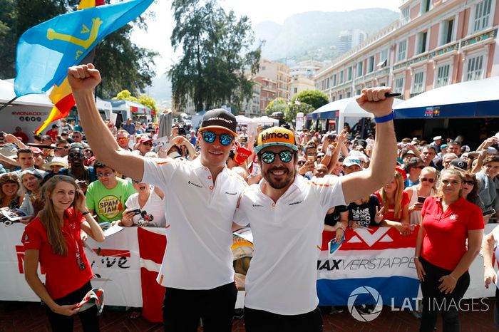 Fernando Alonso, McLaren y Stoffel Vandoorne, McLaren, posan frente a una multitud fanzone