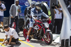 Lewis Hamilton, Mercedes-AMG F1 sulla sua MV Agusta