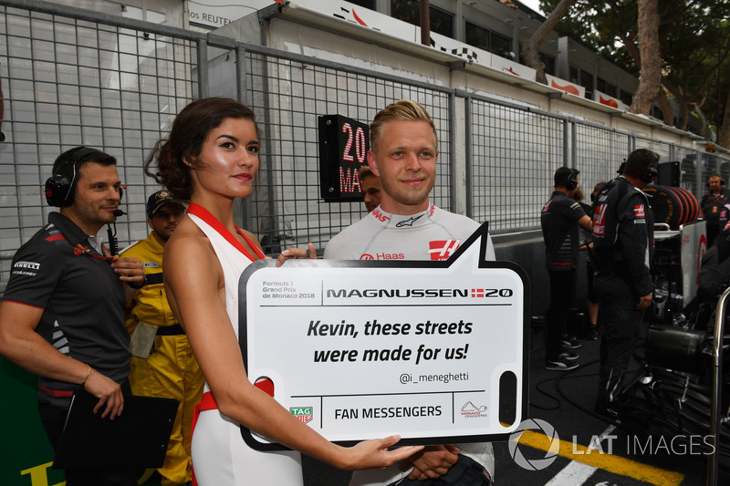 Kevin Magnussen, Haas F1 con la chica de la parrilla