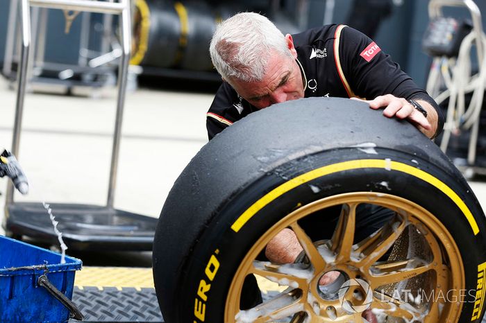 Un miembro del equipo Lotus trabaja en las ruedas de 18 pulgadas