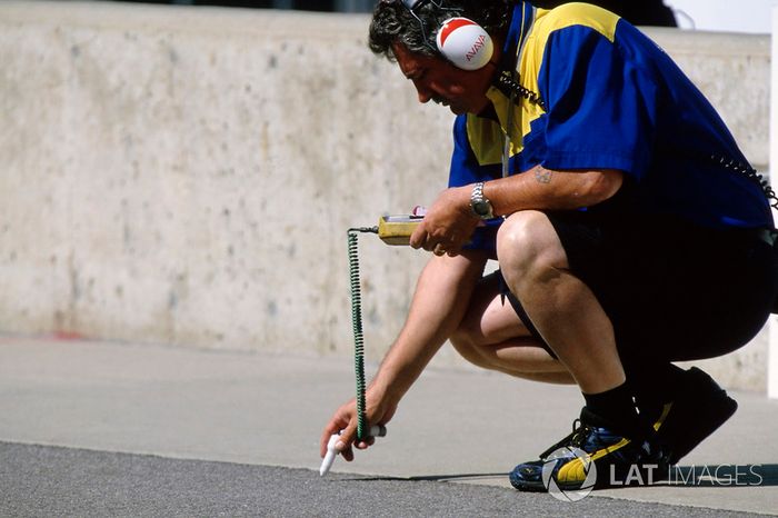 Un técnico de neumáticos de Michelin Chequea las temperaturas de pista