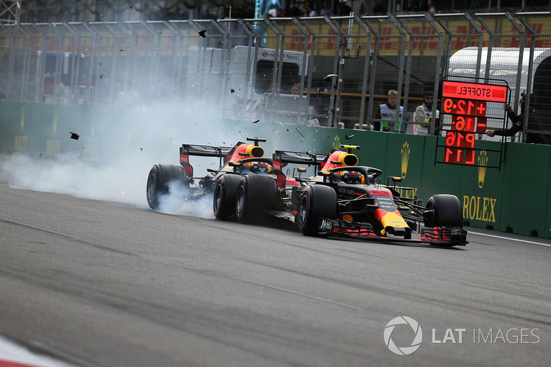 Insiden kecelakaan Max Verstappen, Red Bull Racing RB14, dan Daniel Ricciardo, Red Bull Racing RB14