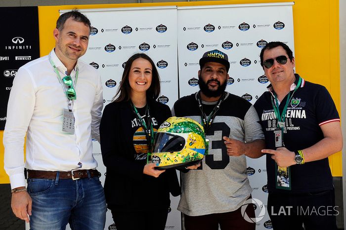 Juan Paz, Estrella Galicia, Alessandra Valllini, Fundación Ayrton Senna, Carlos Sainz Jr., Renault Sport F1 Team, con un diseño especial de Shock Maravillha