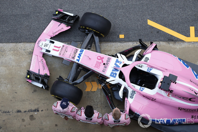 Sergio Perez, Sahara Force India F1, Esteban Ocon, Sahara Force India F1 et Nikita Mazepin, Sahara Force India F1, avec la nouvelle Sahara Force India VJM11