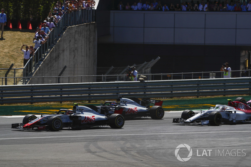 Kevin Magnussen, Haas F1 Team VF-18, Romain Grosjean, Haas F1 Team VF-18, ve Charles Leclerc, Sauber C37