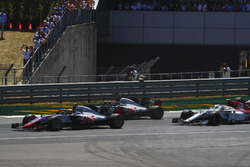 Kevin Magnussen, Haas F1 Team VF-18, devant Romain Grosjean, Haas F1 Team VF-18, et Charles Leclerc, Sauber C37