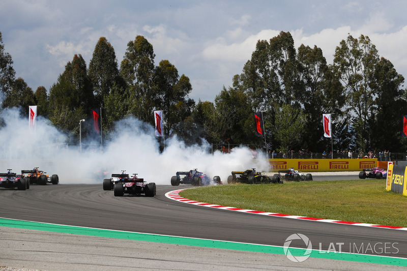 Romain Grosjean, Haas F1 Team VF-18, cause un accident impliquant Nico Hulkenberg, Renault Sport F1 Team R.S. 18, et Pierre Gasly, Toro Rosso STR13