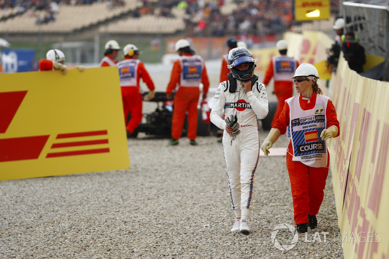 Lance Stroll, Williams Racing, dipandu seorang marshal