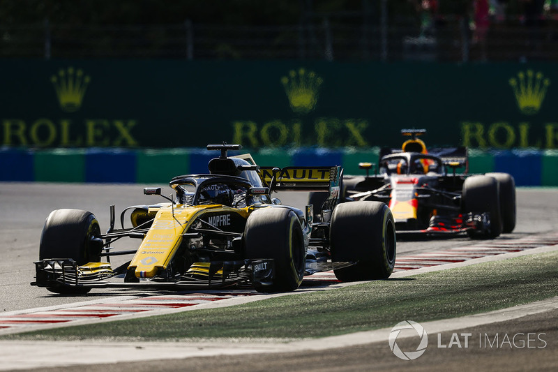 Nico Hulkenberg, Renault Sport F1 Team R.S. 18, y Daniel Ricciardo, Red Bull Racing RB14